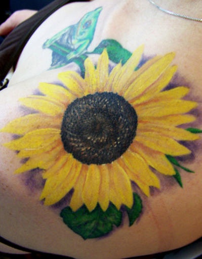 肩部美丽的向日葵彩色纹身图案