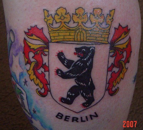 柏林徽章与熊彩色纹身图案