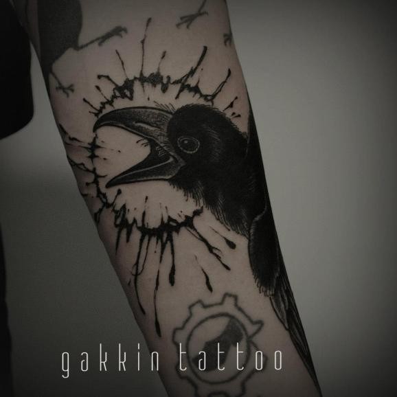 手臂黑色的乌鸦纹身图案