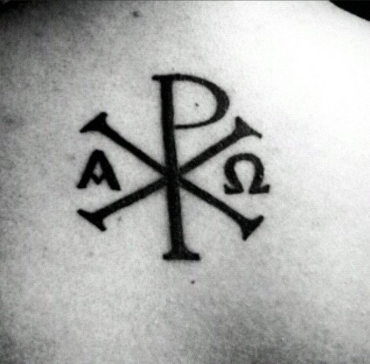 背部黑色的宗教字母符号纹身图案
