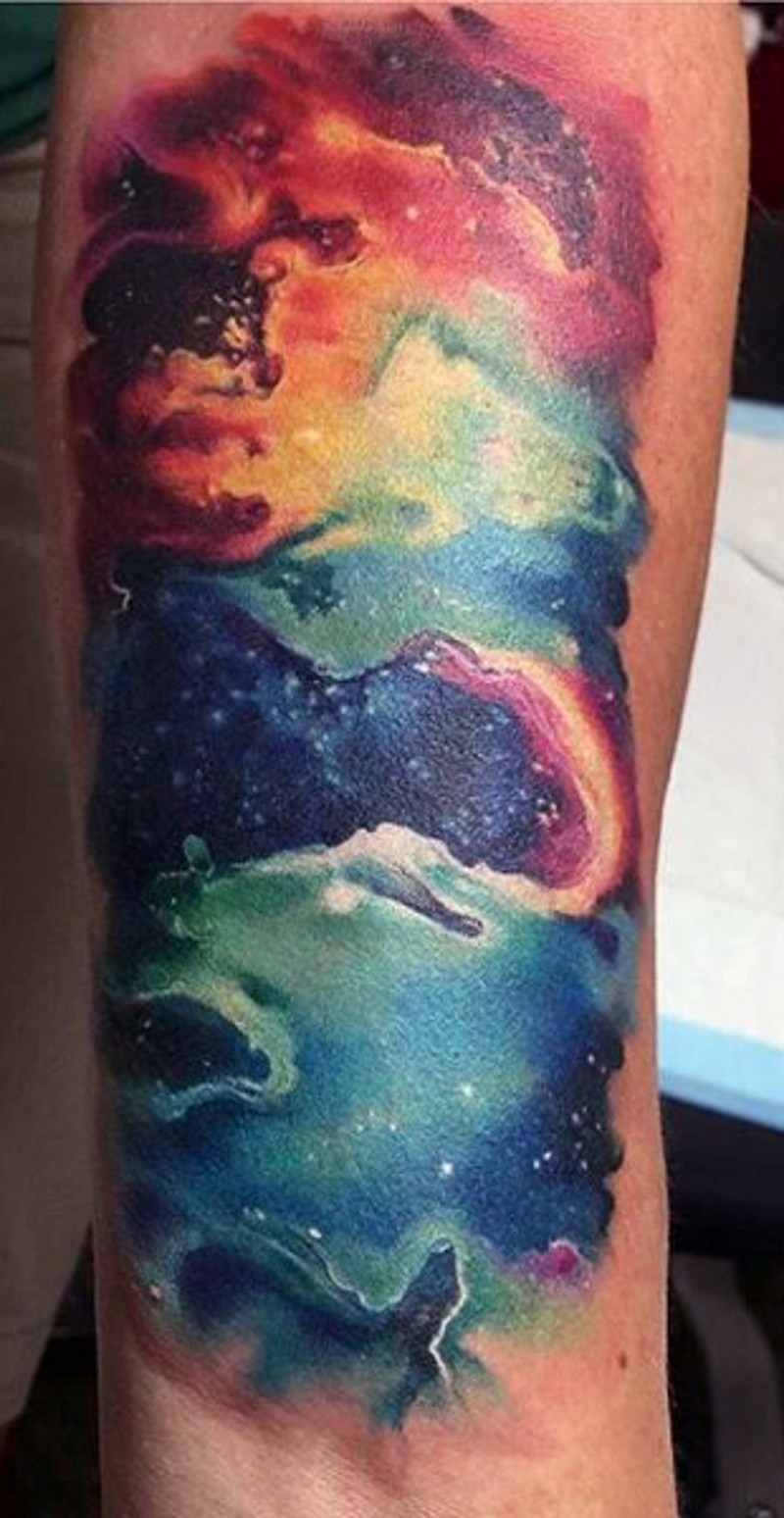 手臂五彩美丽的太空主题个性纹身图案