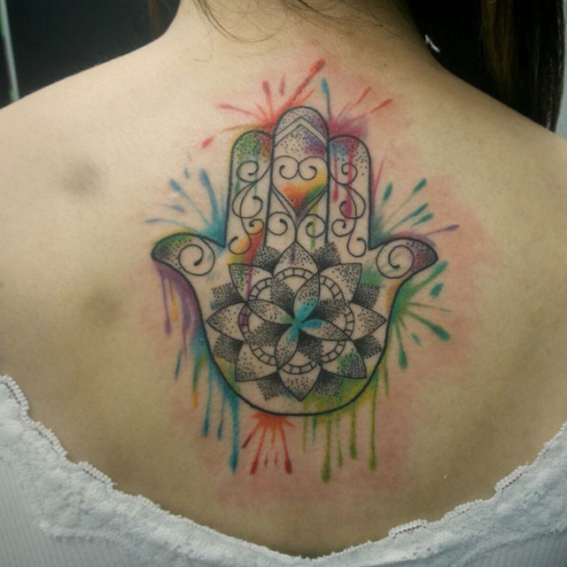 背部简单的彩色点刺法蒂玛之手纹身图案