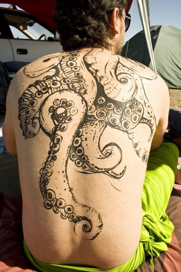 后背黑灰色的章鱼触手纹身图案