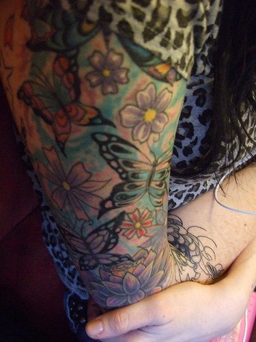 蝴蝶和花朵彩色的花臂纹身图案