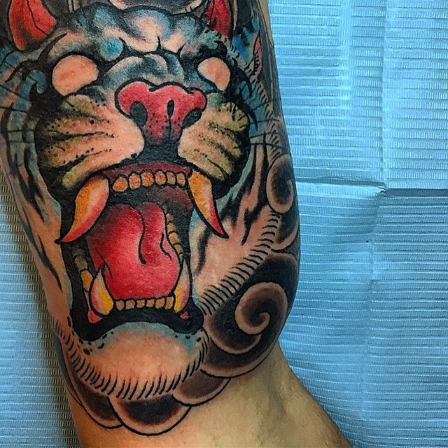 大臂亚洲风格的五彩邪恶老虎纹身图案