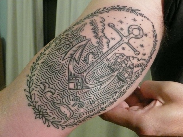手臂上的黑色线条海面船锚纹身图案