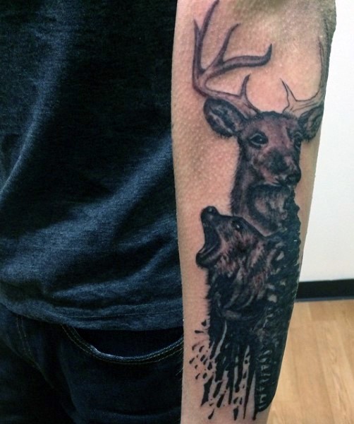 手臂黑色水彩风格咆哮熊和鹿纹身图案