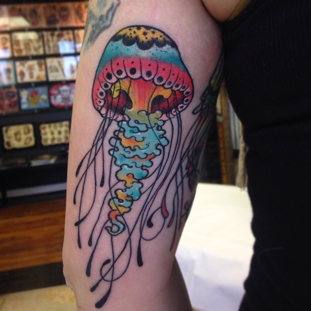 手臂可爱的七彩色水母纹身图案