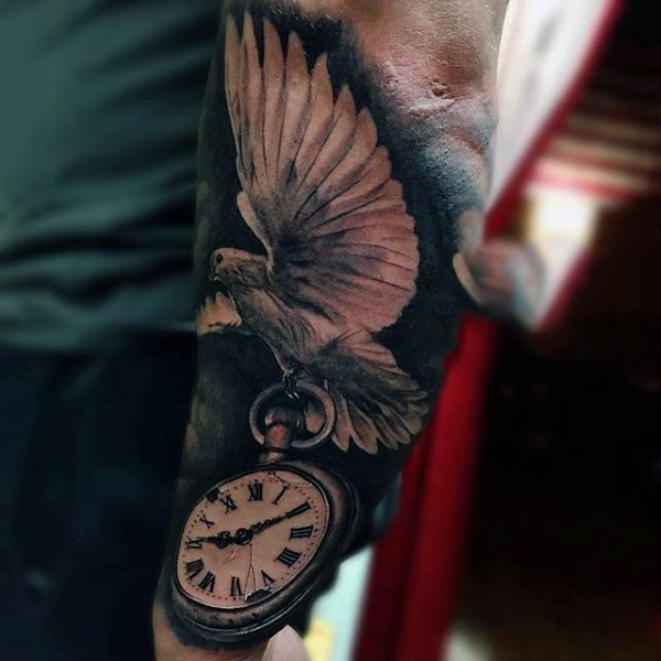 非常逼真的黑白鸽子与破碎时钟手臂纹身图案