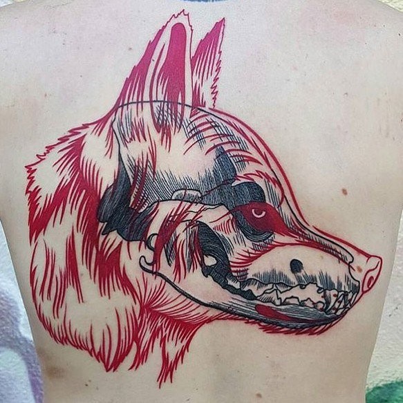 背部红色和黑色线条元素的狼头纹身图案