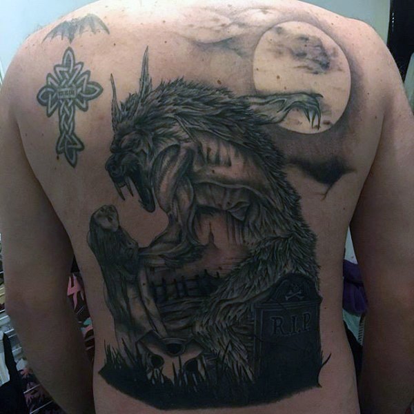 背部雕刻风格狼人月亮和城堡纹身图案