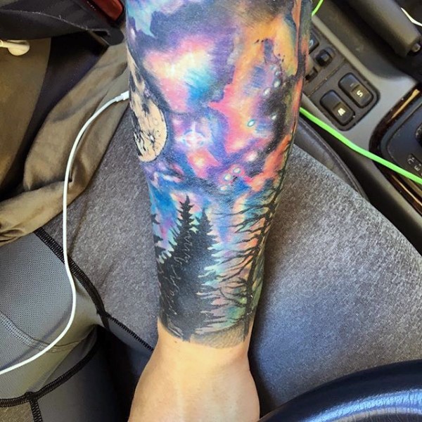 美妙多彩的星空和森林手臂纹身图案