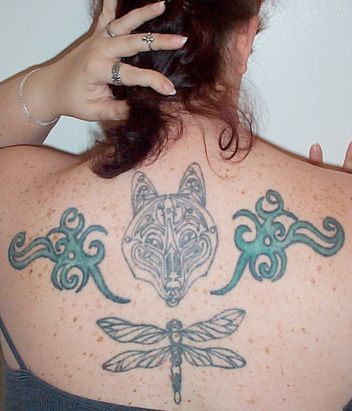 背部狼头与蓝色标志和蜻蜓纹身图案
