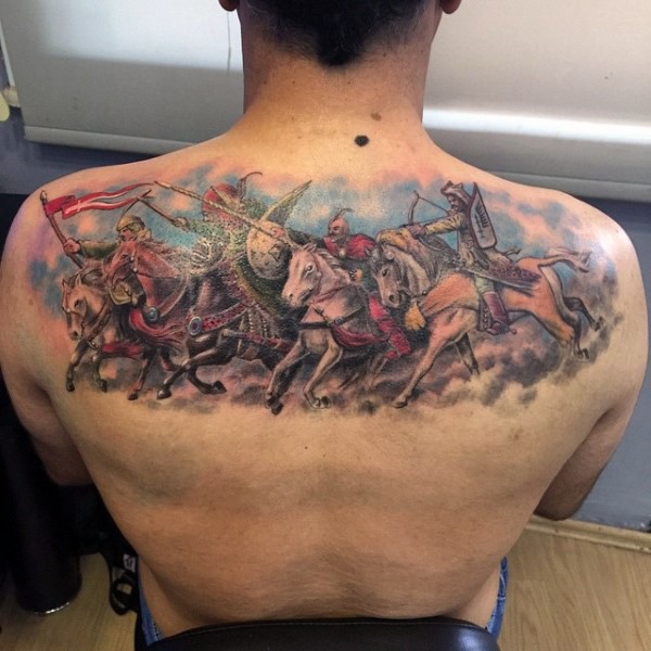 背部丰富多彩的中世纪战士纹身图案