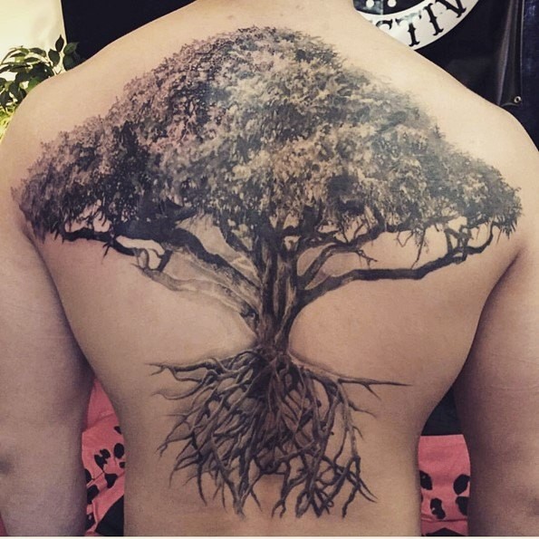 背部华丽好看的黑白大树纹身图案