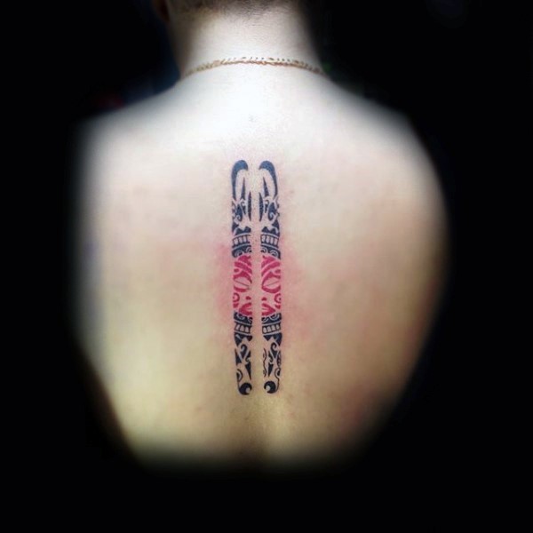 背部黑色和红色部落装饰纹身图案