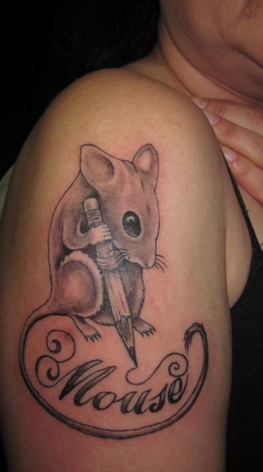 大臂可怕的老鼠铅笔和字母纹身图案