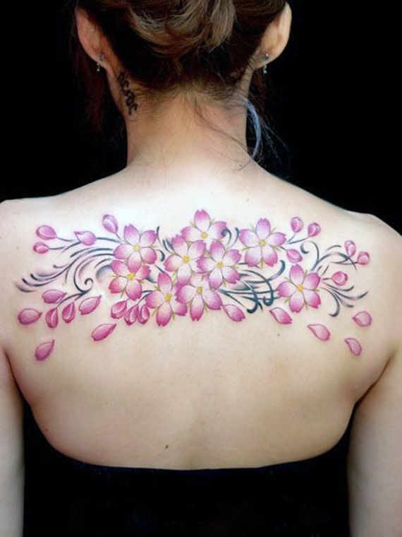 背部粉红色的美丽花朵纹身图案
