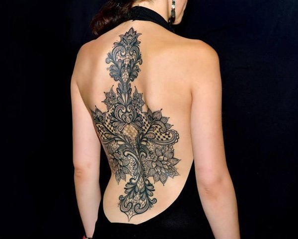 女生背部大规模黑白蕾丝花卉纹身图案