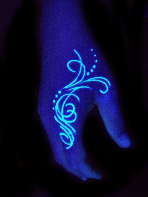 手背简约的藤蔓荧光纹身图案