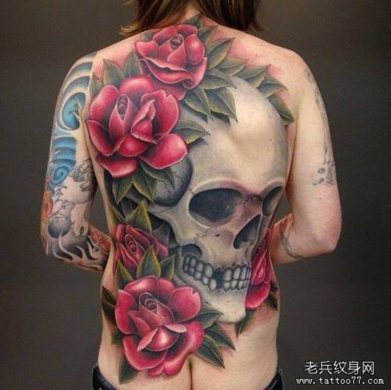 满背骷髅和巨大的红色玫瑰写实纹身图案