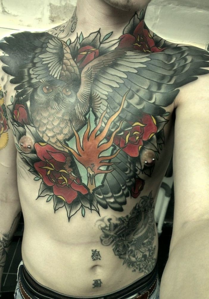 胸部飞行猫头鹰和红色花卉纹身图案
