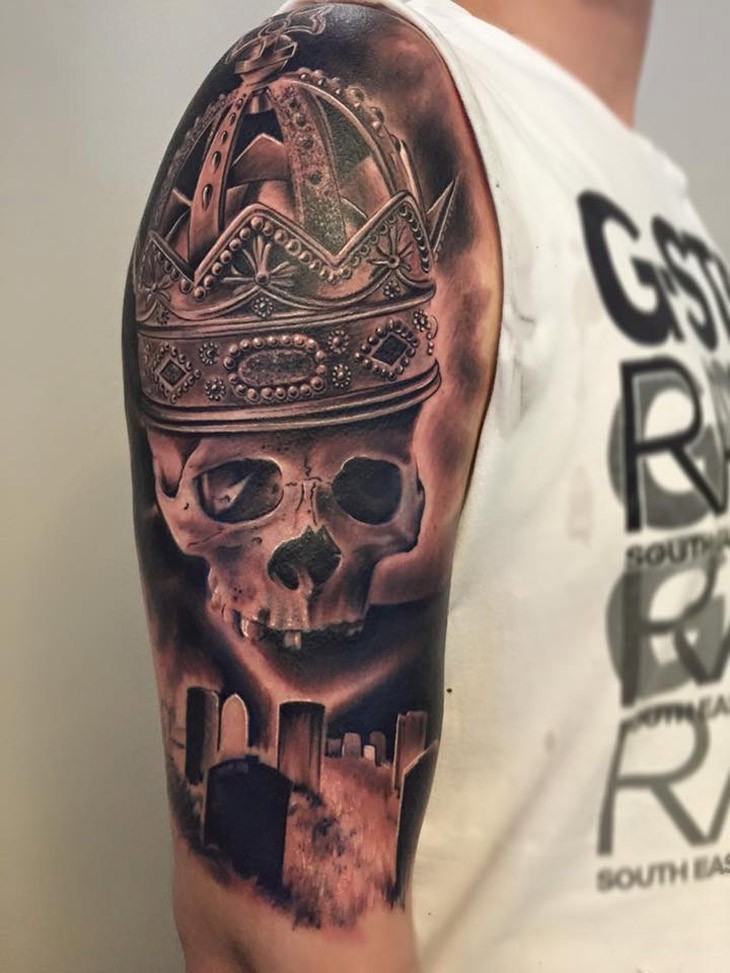 大臂写实风格骷髅与皇冠和墓地纹身图案