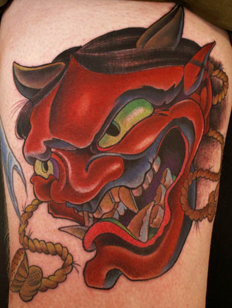 大臂亚洲传统的红色般若面具纹身图案