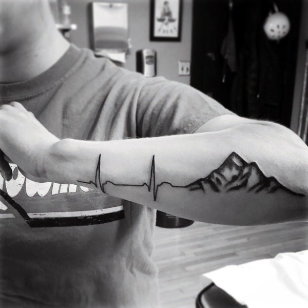 手臂心电图与山脉相连纹身图案