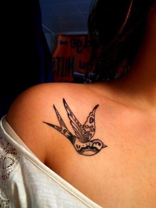 肩部黑色的小鸟纹身图案