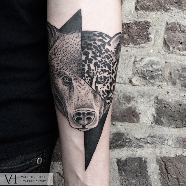 手臂雕刻风格黑白半熊半豹头像纹身图案
