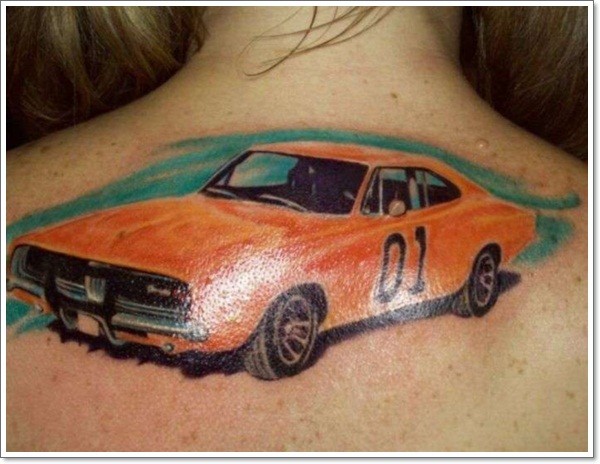 背部红色的汽车纹身图案