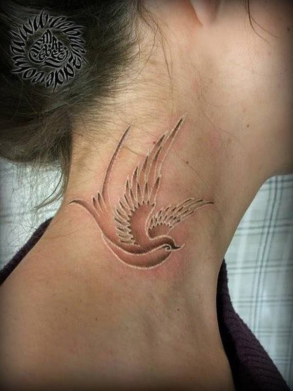 颈部漂亮的白色燕子纹身图案