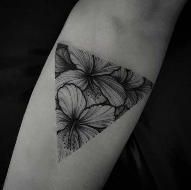 小臂美丽的黑色三角形花朵纹身图案