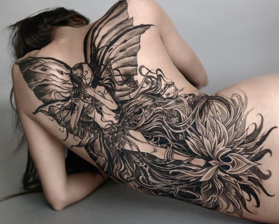 背部美丽的黑白大花朵和精灵纹身图案