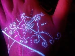 手背美丽的荧光花朵纹身图案