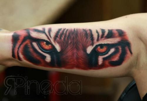 大臂内侧逼真的老虎眼睛彩绘纹身图案
