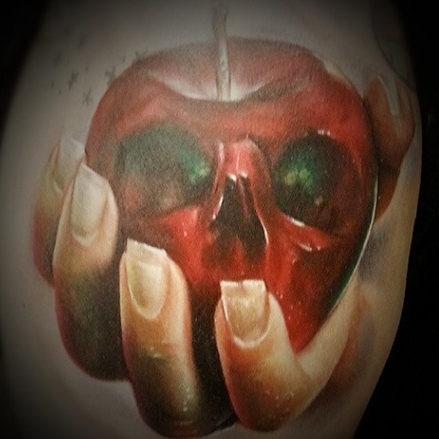写实漂亮的女性手与骷髅形状的苹果纹身图案