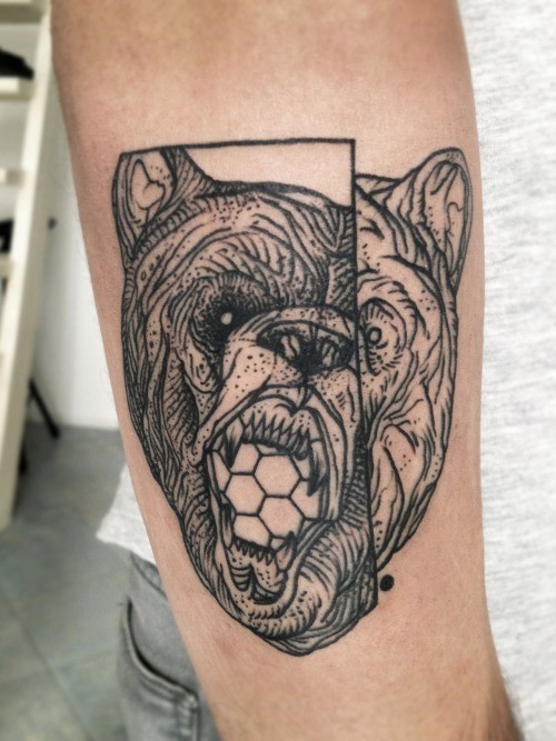 黑色线条的熊头像纹身图案