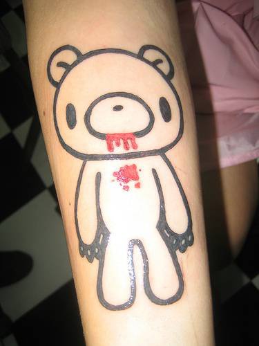 简约的泰迪熊吐血纹身图案
