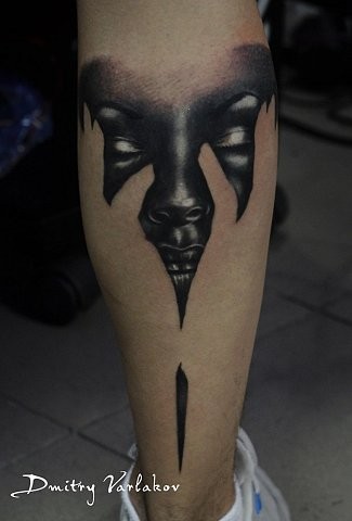 小腿个性原始的黑色女子脸纹身图案