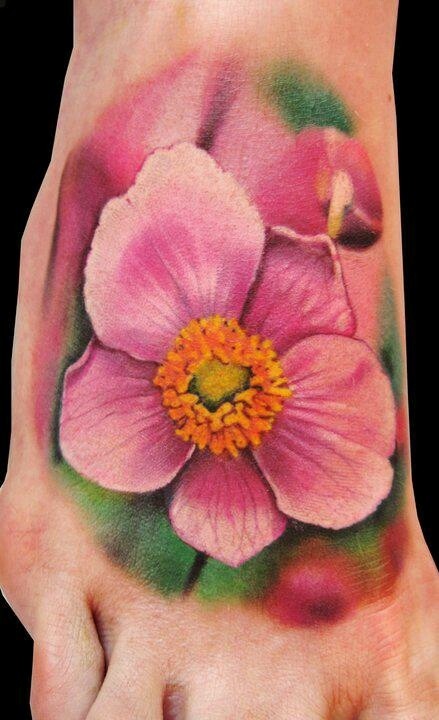 脚背美丽的粉红花朵纹身图案