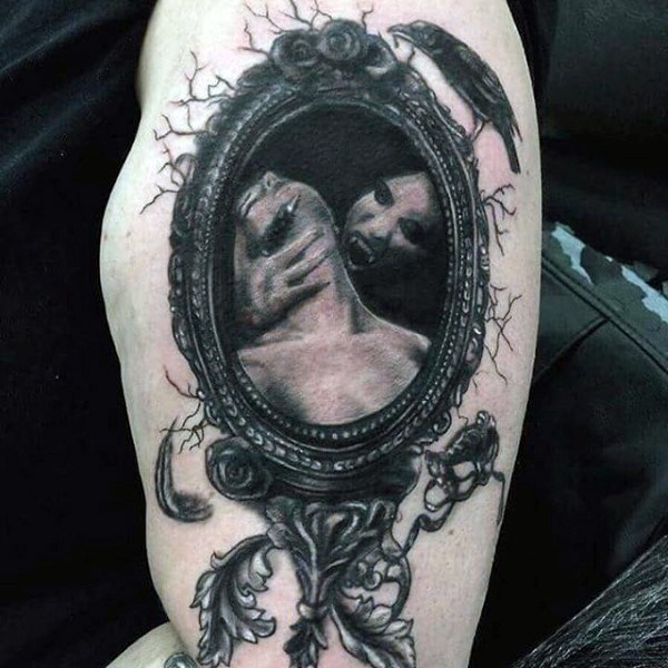 黑色的吸血鬼肖像和镜子乌鸦纹身图案