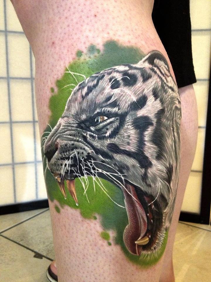 小腿彩色逼真的豹子咆哮纹身图案