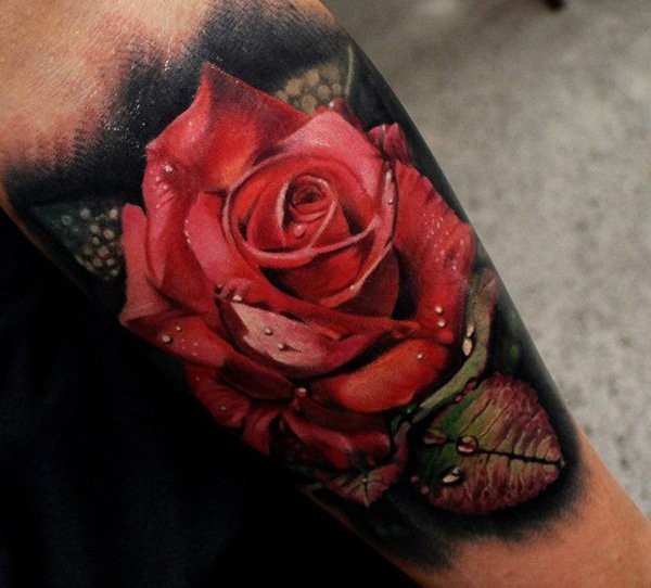 手臂令人惊叹的非常逼真天然彩色玫瑰与水滴纹身图案