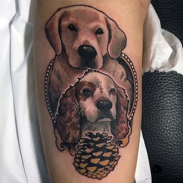 手臂彩色可爱的狗和松果纹身图案