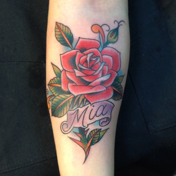 浪漫风格的彩色玫瑰字母手臂纹身图案