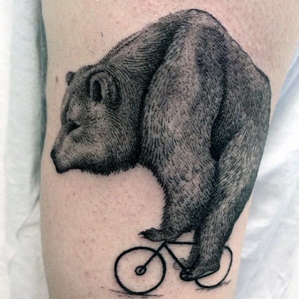 手臂巨大的黑色熊骑自行车纹身图案