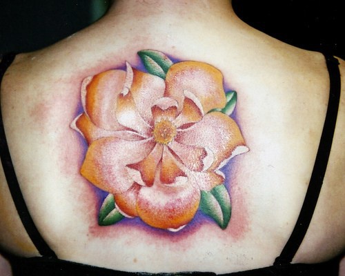 背部优雅的彩色花朵纹身图案