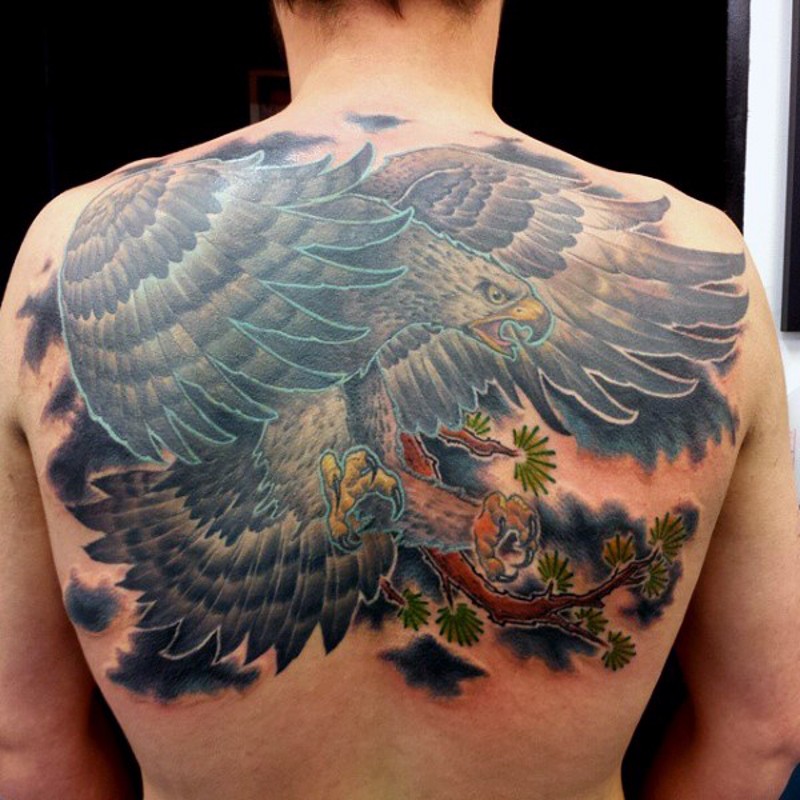 背部亚洲风格的鹰与树枝彩色纹身图案